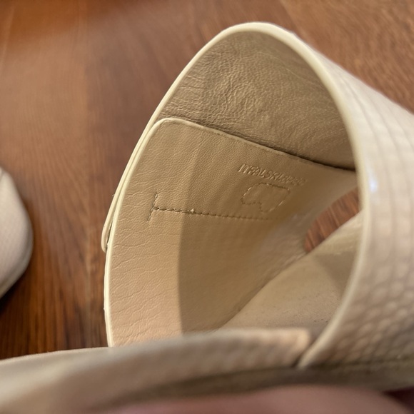 Authentic BURBERRY Winnie Embossed TB Monogram Slides! BRAND NEW! With dust bags - Picture 6 of 7